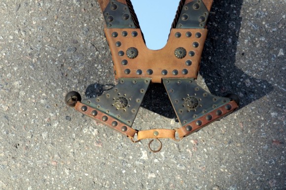 Старинное зеркало в интересной оправе. Конная тема