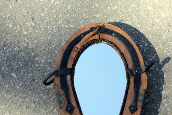 Старинное зеркало в интересной оправе. Конная тема