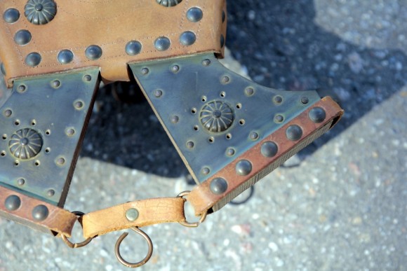 Старинное зеркало в интересной оправе. Конная тема