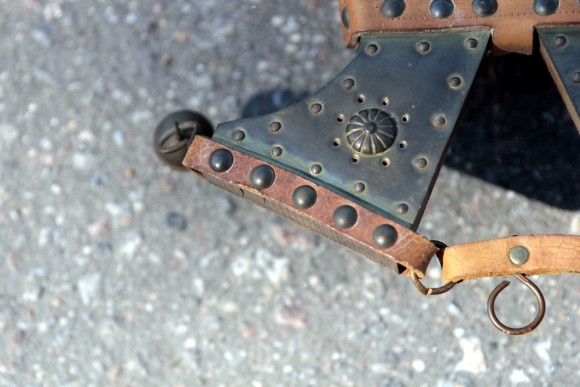 Старинное зеркало в интересной оправе. Конная тема