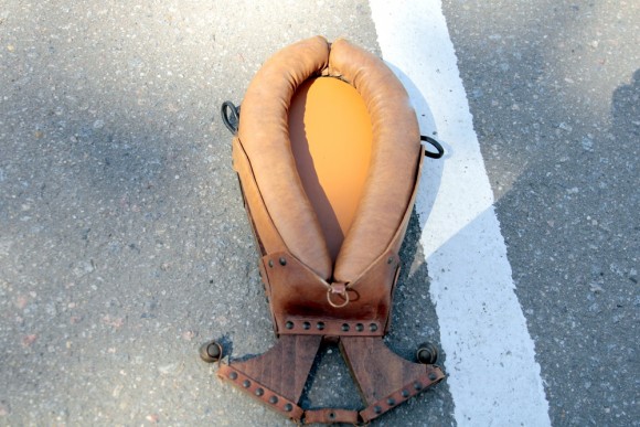 Старинное зеркало в интересной оправе. Конная тема