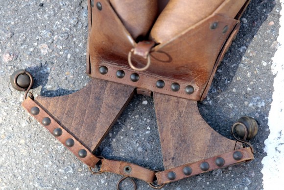 Старинное зеркало в интересной оправе. Конная тема