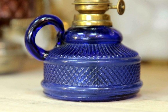 Старинная керосиновая лампа цвета сапфира. Европа. Начало 20 века