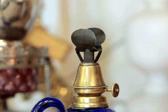 Старинная керосиновая лампа цвета сапфира. Европа. Начало 20 века