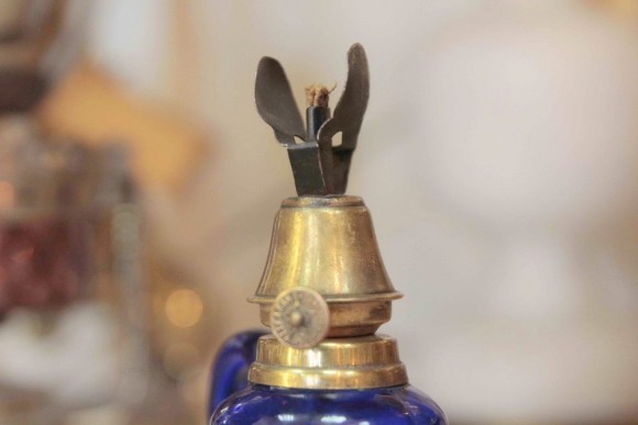 Старинная керосиновая лампа цвета сапфира. Европа. Начало 20 века