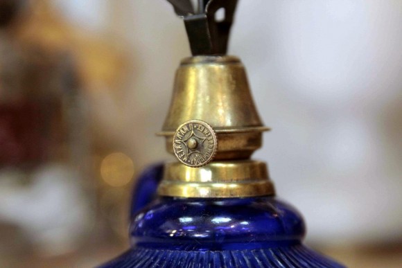 Старинная керосиновая лампа цвета сапфира. Европа. Начало 20 века