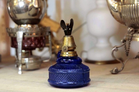 Старинная керосиновая лампа цвета сапфира. Европа. Начало 20 века