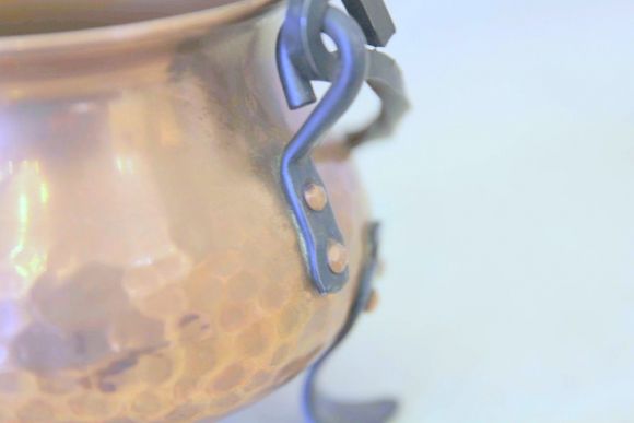 Хорошенький и компактный котелок из меди для различной мелочи .Европаа