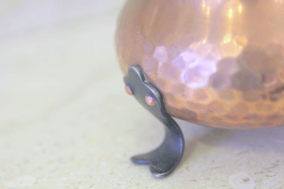 Хорошенький и компактный котелок из меди для различной мелочи .Европаа