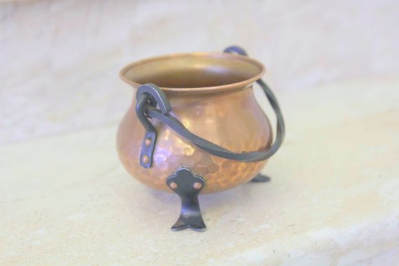 Хорошенький и компактный котелок из меди для различной мелочи .Европаа