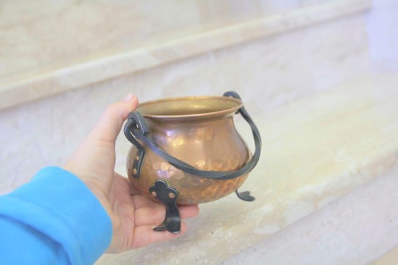 Хорошенький и компактный котелок из меди для различной мелочи .Европаа