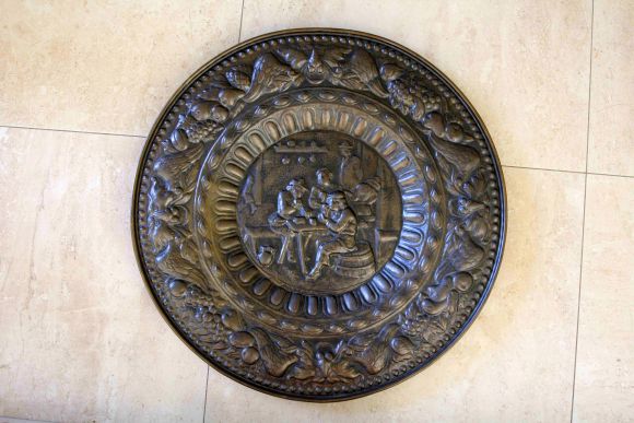 Старинное панно обрамленное шикарным арнаметном