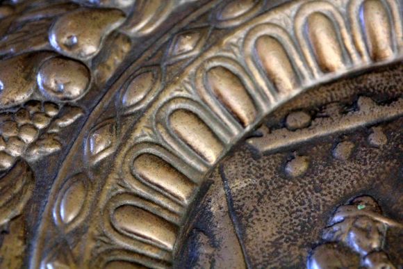 Старинное панно обрамленное шикарным арнаметном