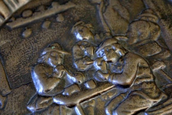 Старинное панно обрамленное шикарным арнаметном