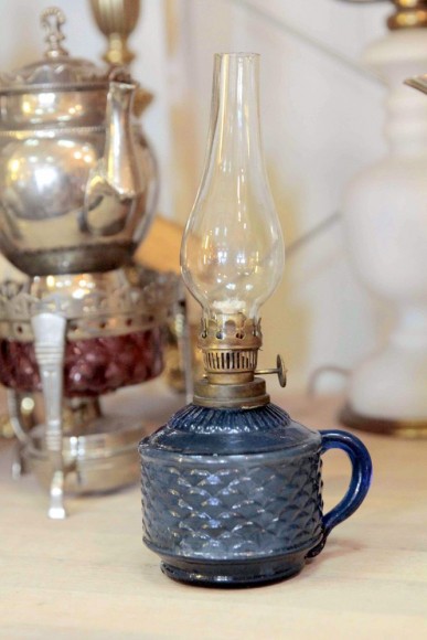 Старинная васильковая лампа с колбой. Европа