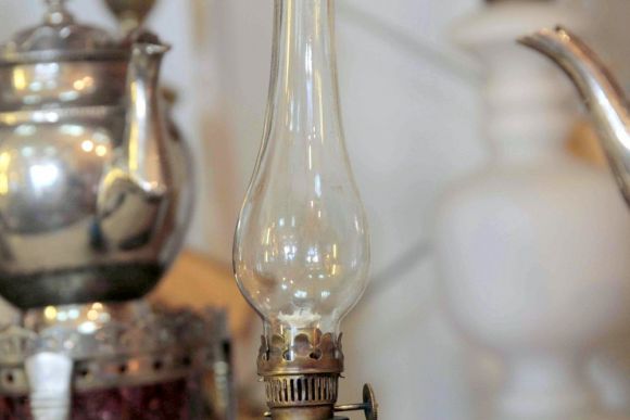 Старинная васильковая лампа с колбой. Европа