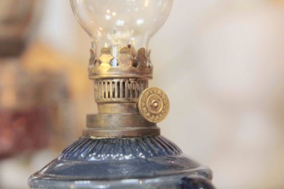 Старинная васильковая лампа с колбой. Европа