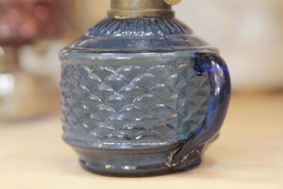 Старинная васильковая лампа с колбой. Европа