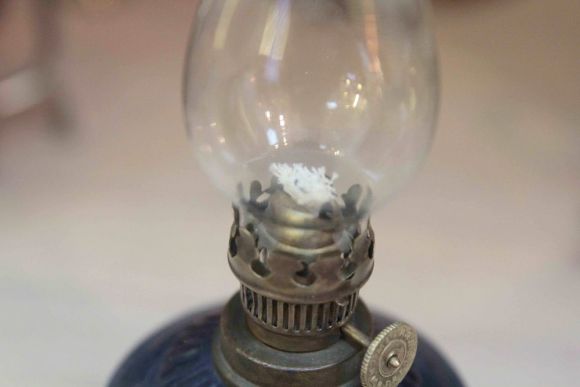 Старинная васильковая лампа с колбой. Европа