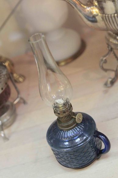 Старинная васильковая лампа с колбой. Европа