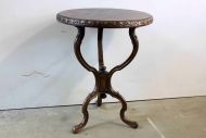 Симпатичный круглый столик. Европа. Начало 20 века Симпатичный круглый столик. Европа. Начало 20 века