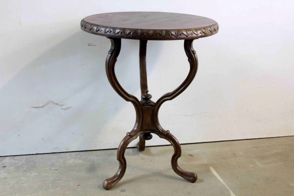 Симпатичный круглый столик. Европа. Начало 20 века