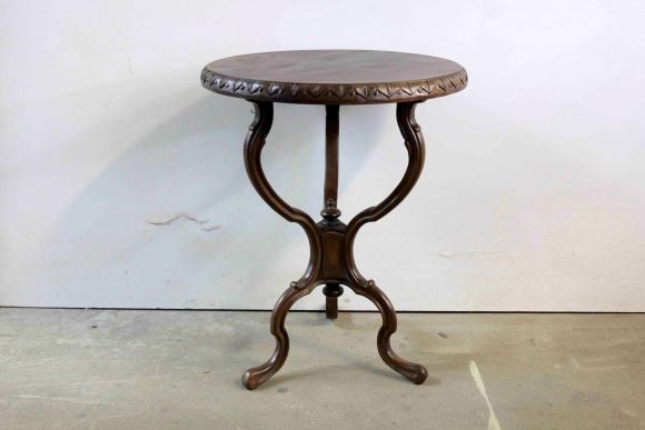 Симпатичный круглый столик. Европа. Начало 20 века