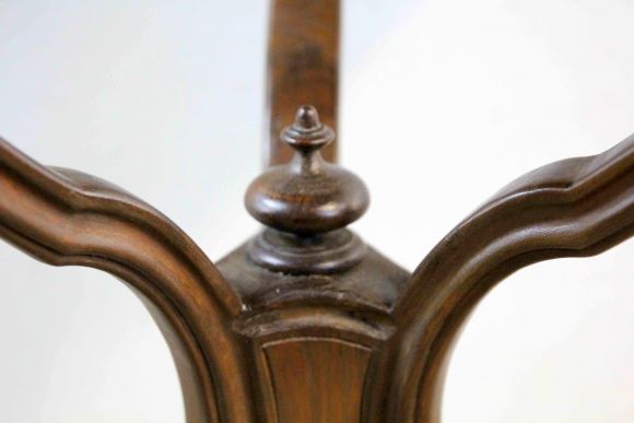 Симпатичный круглый столик. Европа. Начало 20 века