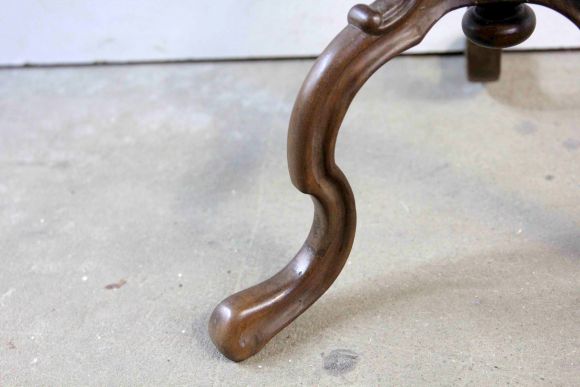 Симпатичный круглый столик. Европа. Начало 20 века