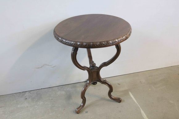 Симпатичный круглый столик. Европа. Начало 20 века
