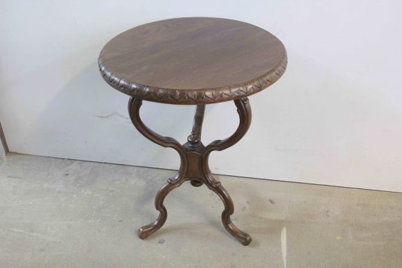 Симпатичный круглый столик. Европа. Начало 20 века