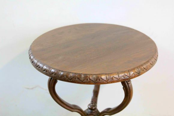 Симпатичный круглый столик. Европа. Начало 20 века