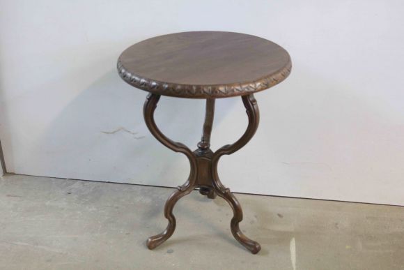 Симпатичный круглый столик. Европа. Начало 20 века