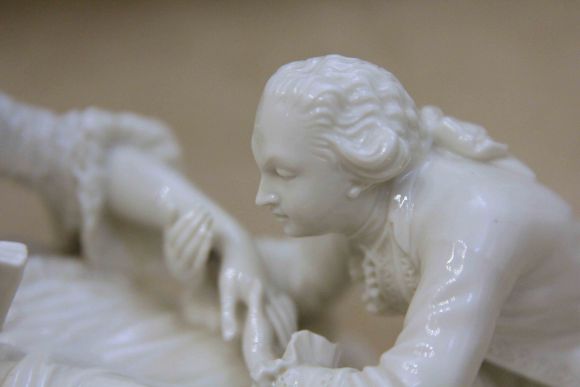 Редкой красоты старинная статуэтка Поцелуй