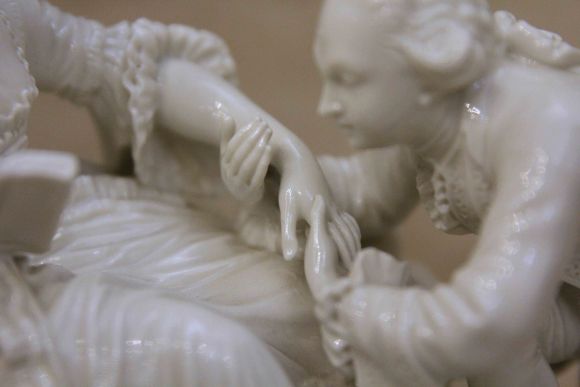 Редкой красоты старинная статуэтка Поцелуй