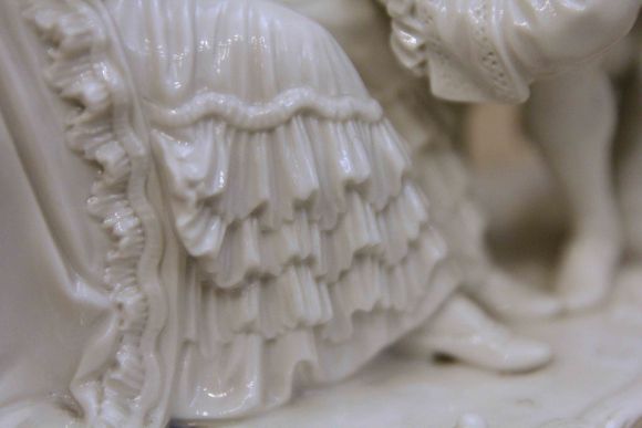 Редкой красоты старинная статуэтка Поцелуй