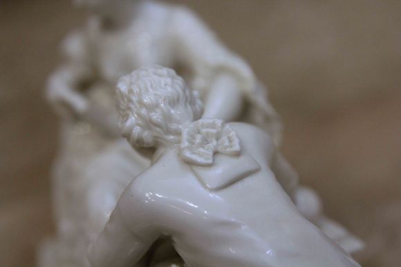 Редкой красоты старинная статуэтка Поцелуй