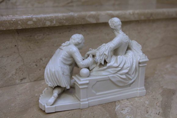 Редкой красоты старинная статуэтка Поцелуй