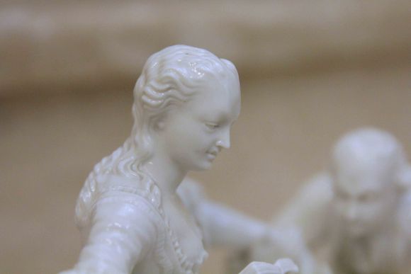 Редкой красоты старинная статуэтка Поцелуй