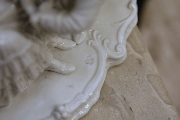 Редкой красоты старинная статуэтка Поцелуй