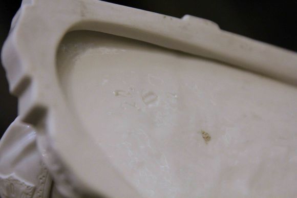 Редкой красоты старинная статуэтка Поцелуй