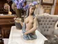 Обнаженная с цветком lladro