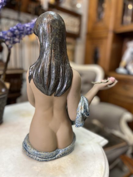 Обнаженная с цветком lladro