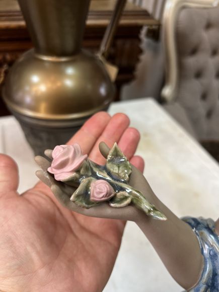 Обнаженная с цветком lladro