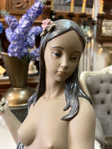 Обнаженная с цветком lladro