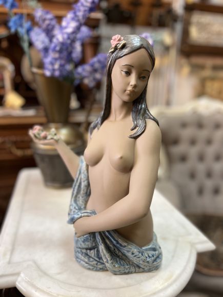 Обнаженная с цветком lladro