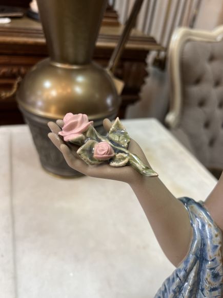 Обнаженная с цветком lladro