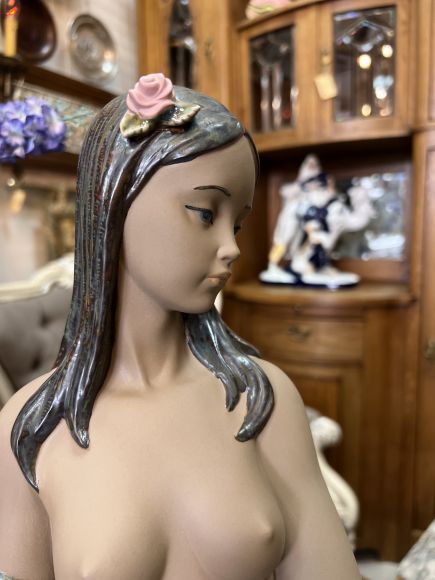 Обнаженная с цветком lladro