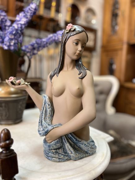 Обнаженная с цветком lladro