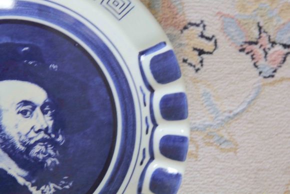 Яркая фарфоровая сигарная пепельница ручной работы. DELFTS